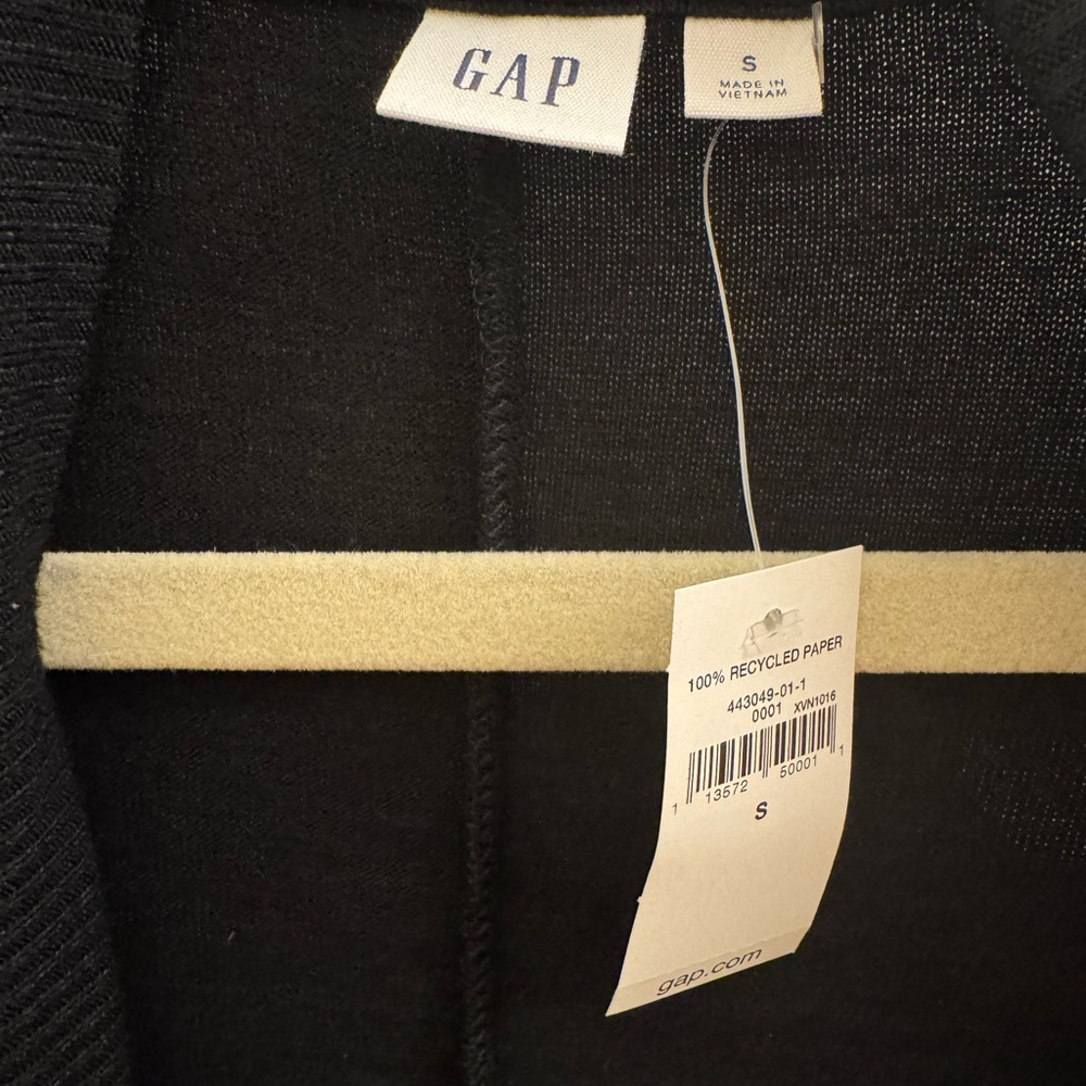 NWT: Women’s GAP Classic Black Cardigan Size S - Picture 2 of 5